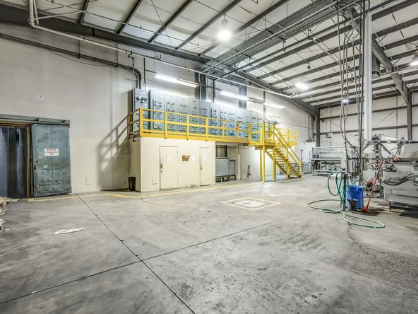 ±86,000 SF High Exposure Industrial Building on 2.42 Acres : 661 L St, Sanger, CA 93657